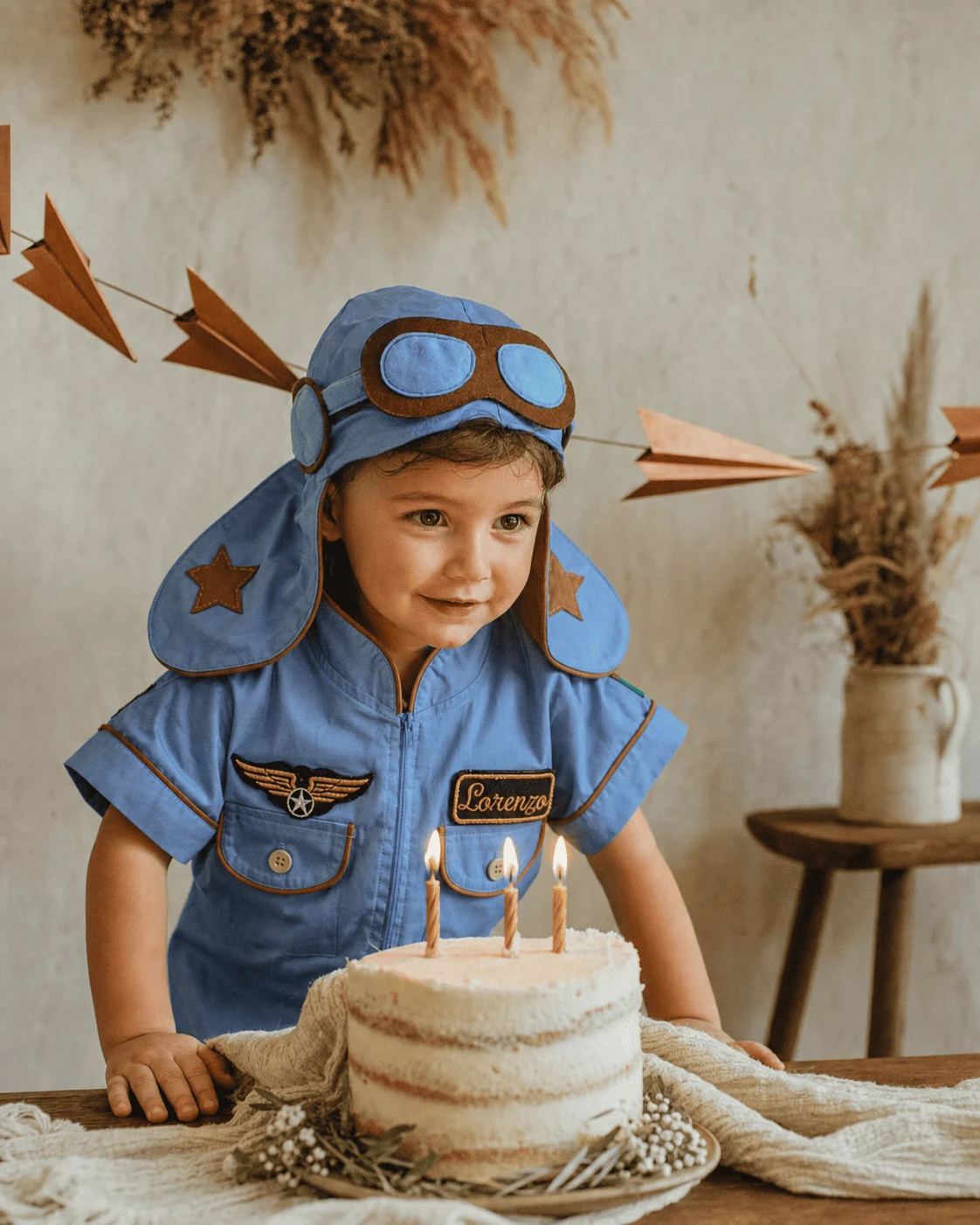 Aniversário 3 anos · criança com Macacão Aviador azul claro + touca · cubo cerimonial · bolo · Costuragi